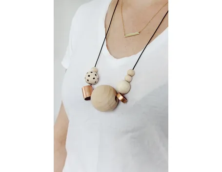 Collana personalizzata con oggetti riciclati
