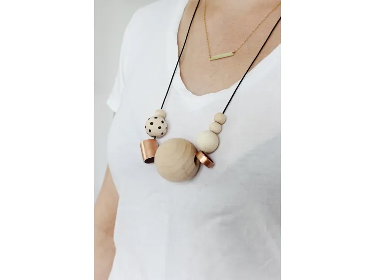 Collana personalizzata con oggetti riciclati