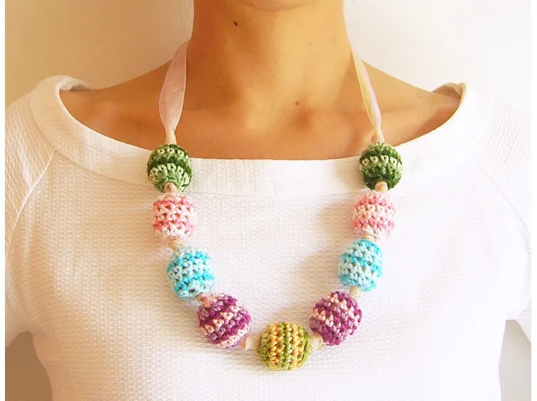 Collana con ciondoli all'uncinetto colorati