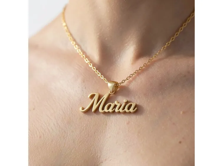 Bellissima collana con nome indossata