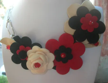 Esempio di collana in feltro con fiori