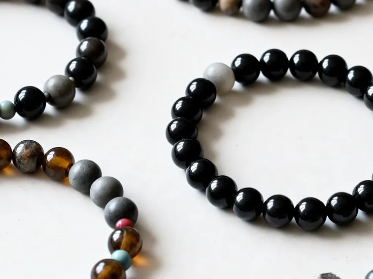 Braccialetti con perline colorate fai da te.