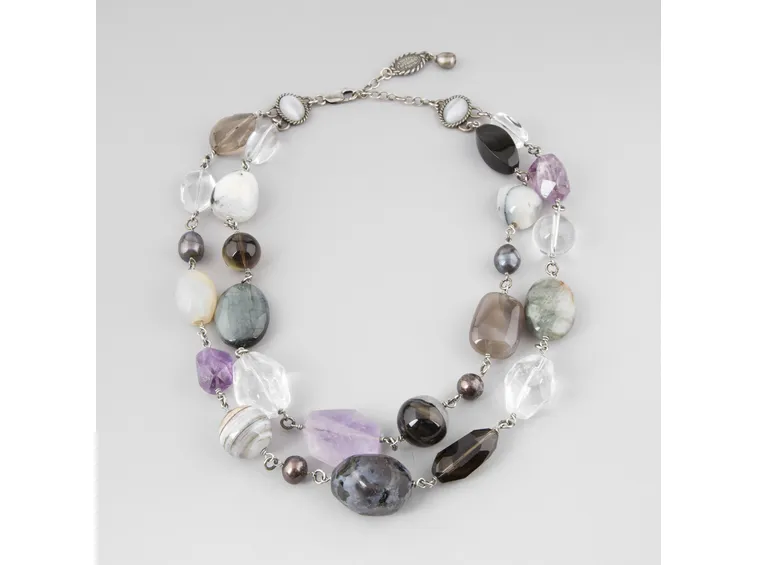 Collana con pietre e perle
