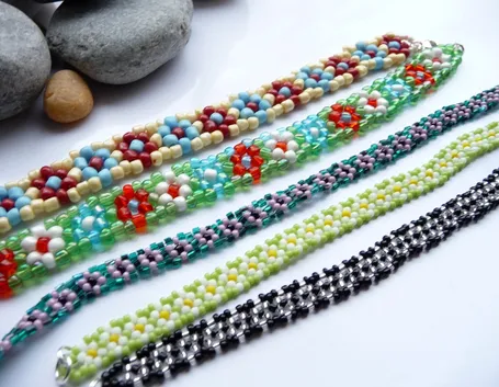 Braccialetti in perline plastica colorate