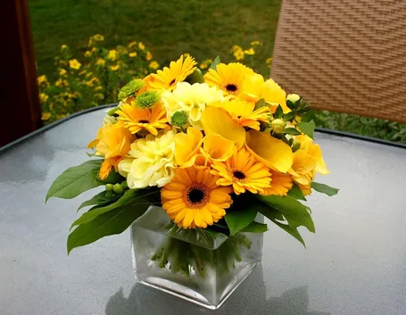 Composizione di fiori gialli