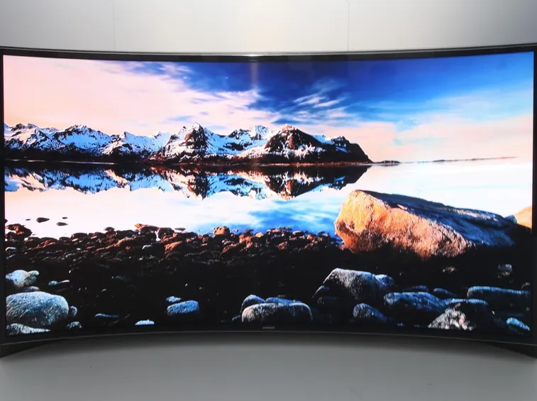 Il display della tv oled può essere curvato