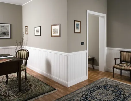 Esempio di boiserie bianca alle pareti