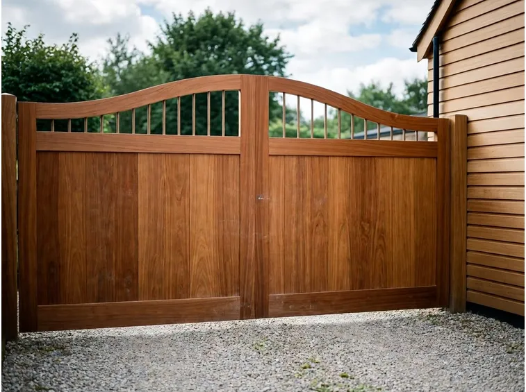 Cancello in legno iroko