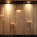 Pareti rivestite con perline di legno