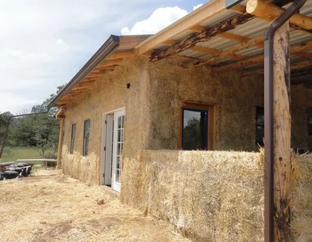 una costruzione abitativa in paglia