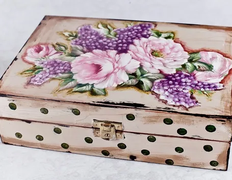 Scatola decorata con il decoupage