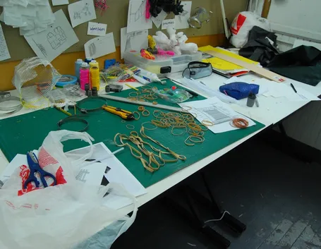 Il tavolo di lavoro di qualcuno che fa del bricolage