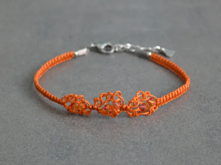 Gioiello in micro macramè