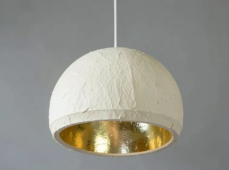 Lampadario di carta pesta