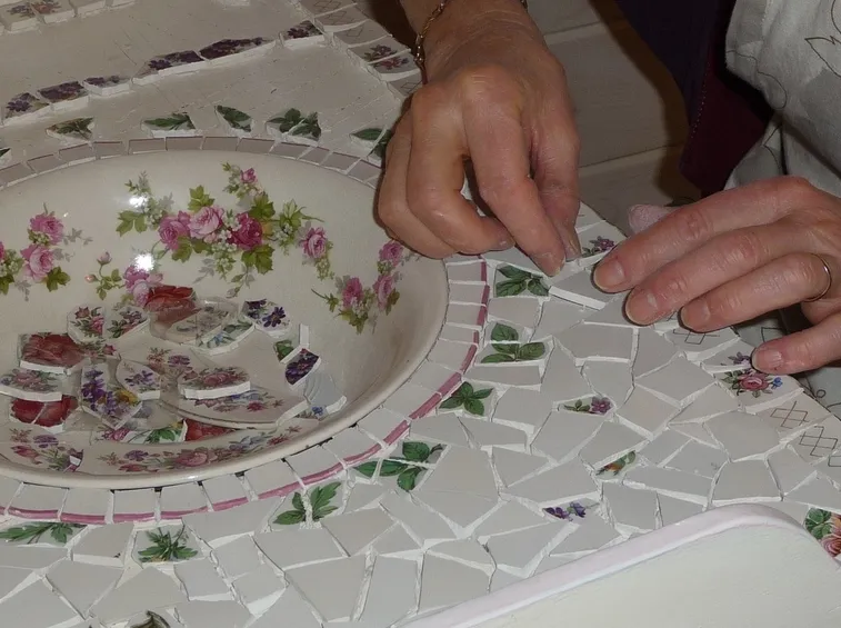 Fase di lavorazione di un mosaico