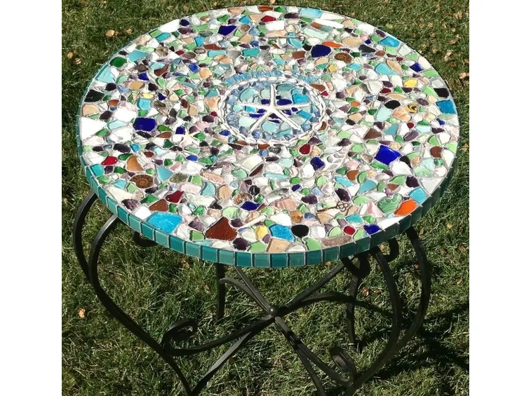 tavolino con mosaico di vetri