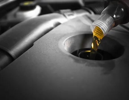 L'aggiunta di olio all'interno di un motore
