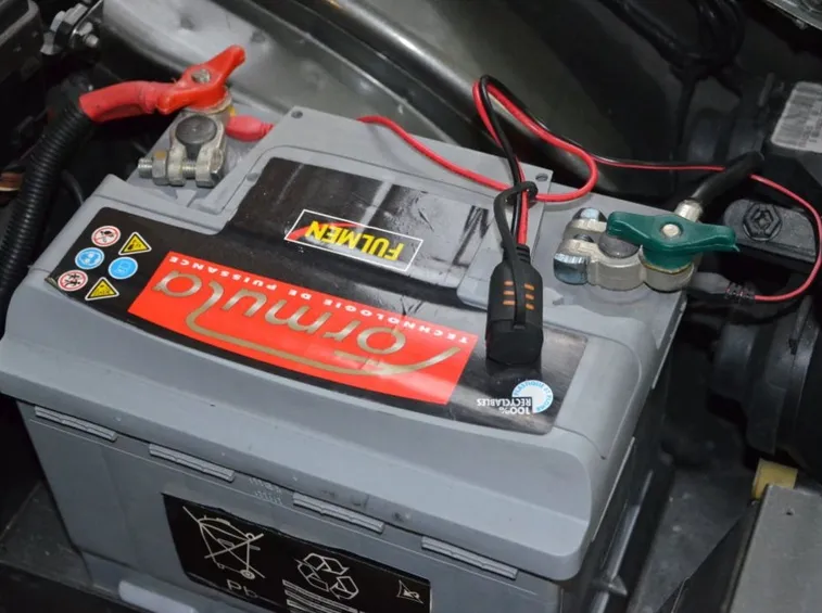 Batteria auto in fase di ricarica
