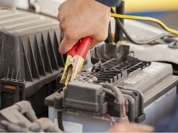 Come caricare batteria auto