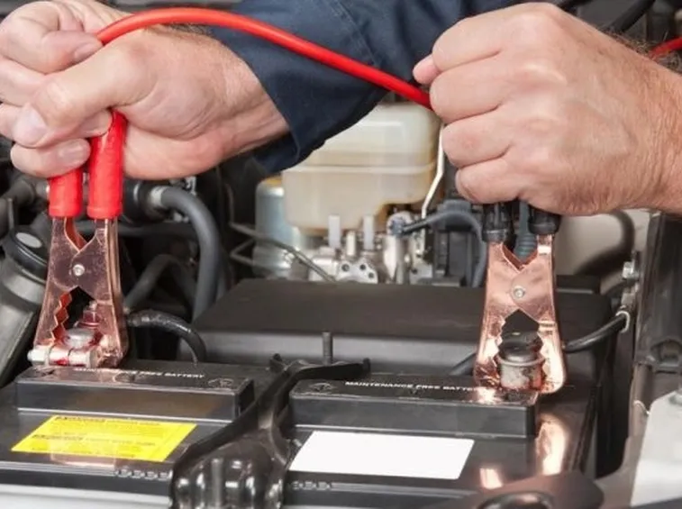 Caricare batteria auto con i cavi
