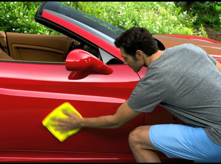 Applicare la cera per l'auto