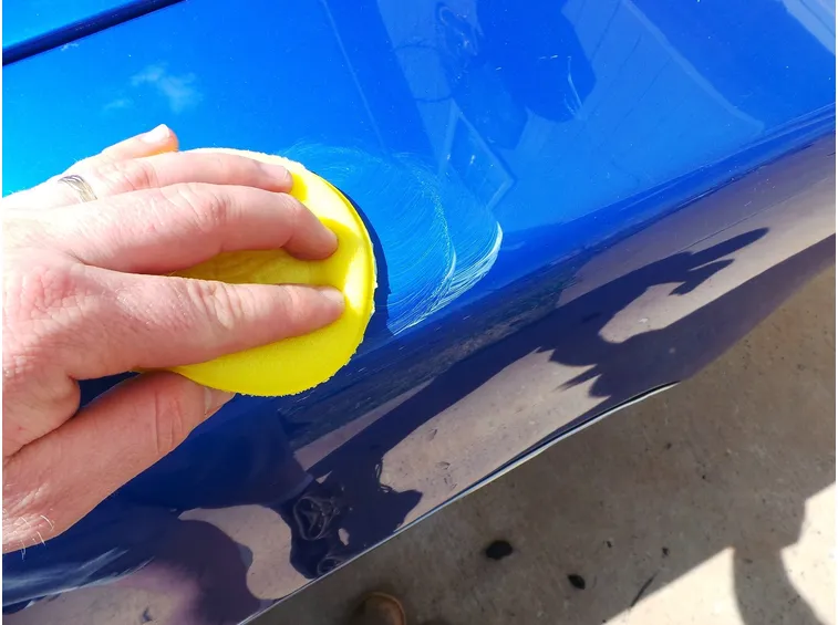 applicare cera per auto