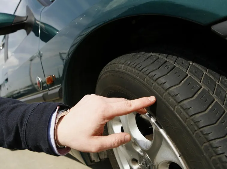 Controllo pneumatici auto