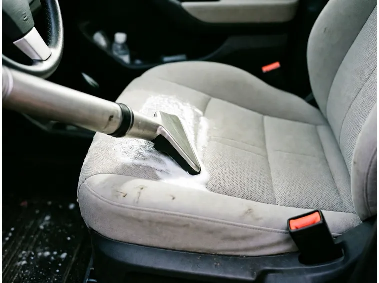 Aspirapolvere usato per pulizia auto