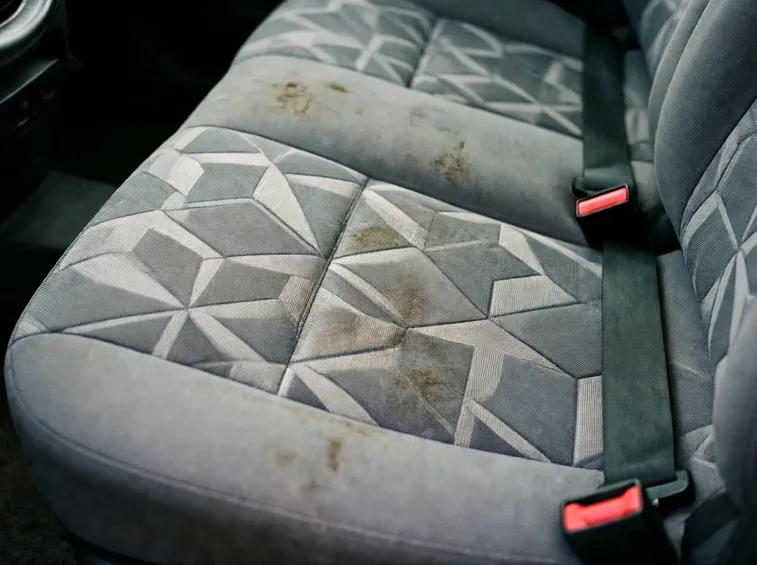 Sedili auto macchiati