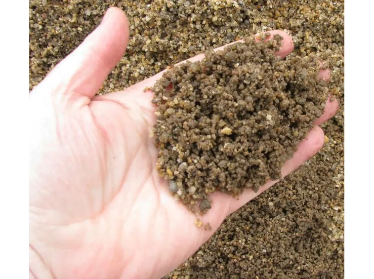 Piccolo mucchio di sabbia di fiume