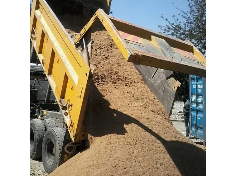 Camion che scarica della sabbia di fiume