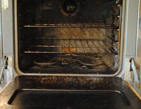 Un forno molto sporco