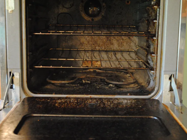 Un forno molto sporco
