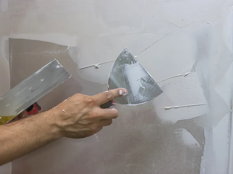 Riparazione muro con stucco