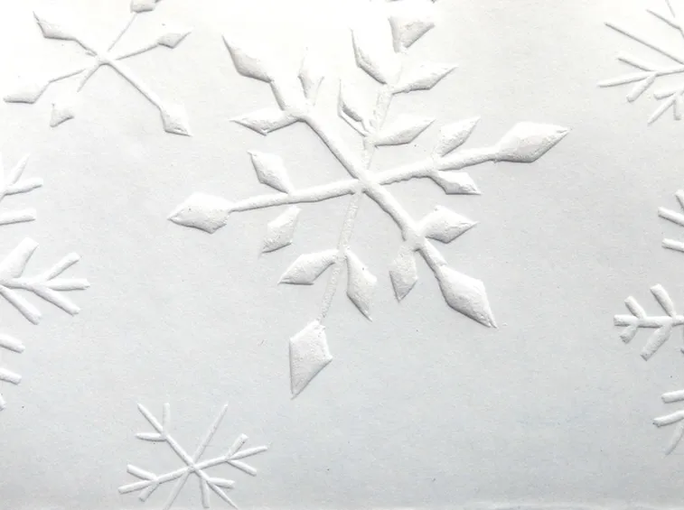 Cristalli di neve a sbalzo su cartoncino