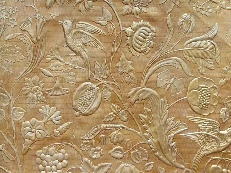 Lavoro di decorazione a sbalzo su cuoio