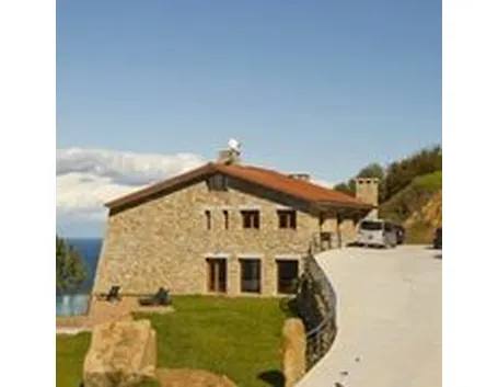 Agriturismo con alloggi e piscina