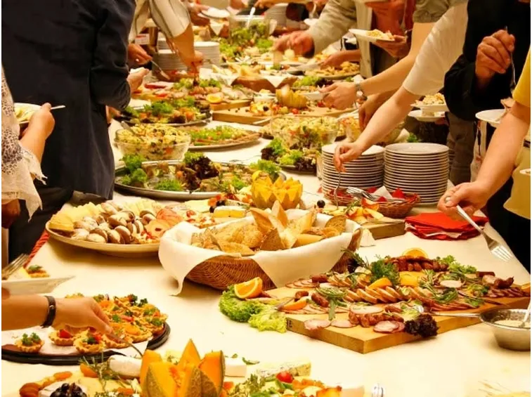 Tavola imbandita buffet