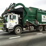 Camion adibito alla raccolta dei rifiuti