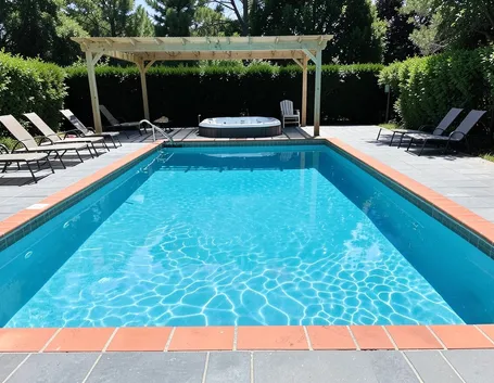Una piscina in vetroresina