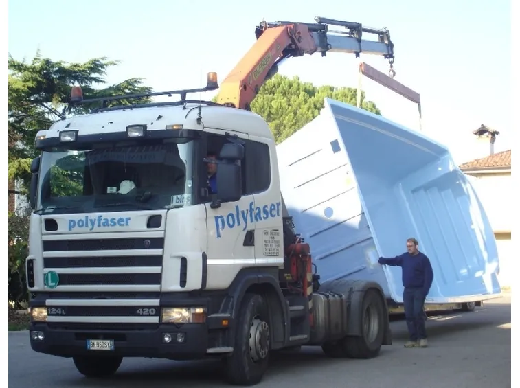 Trasporto di una piscina in vetroresina