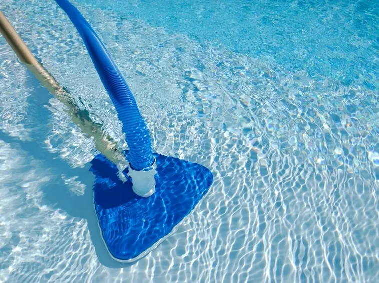 Pulitura di una piscina