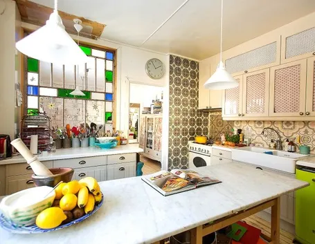 Finestra con vetrata decorata