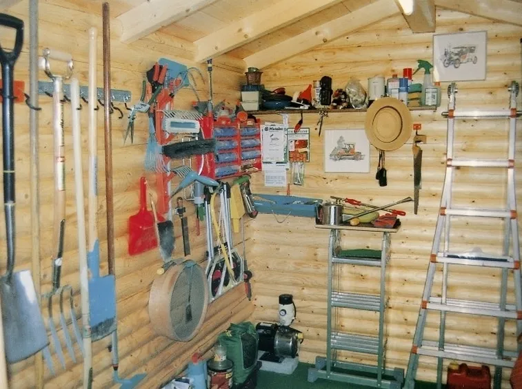 Interno di una casetta di legno