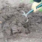 Preparazione del terreno per seminare il prato