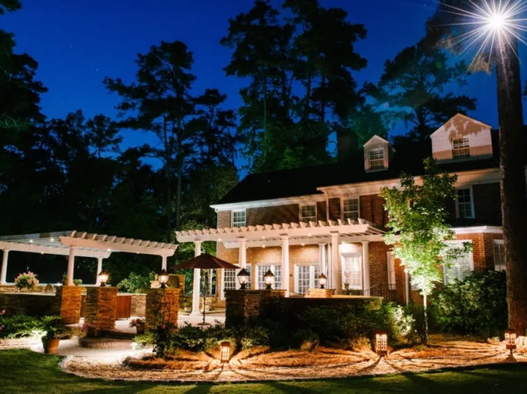 Illuminazione di una villa con giardino
