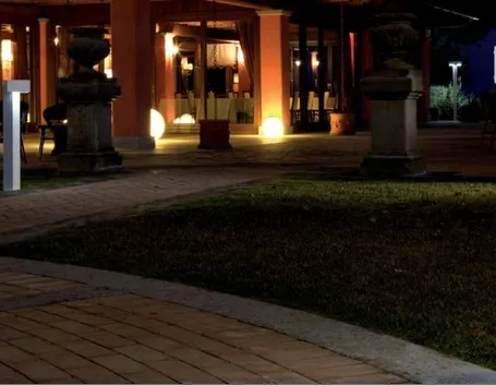Viale con luci da esterno
