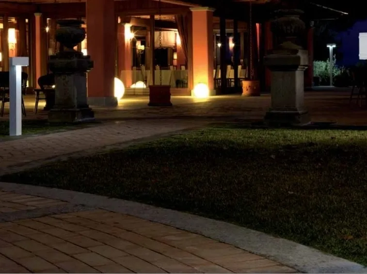 Viale con luci da esterno
