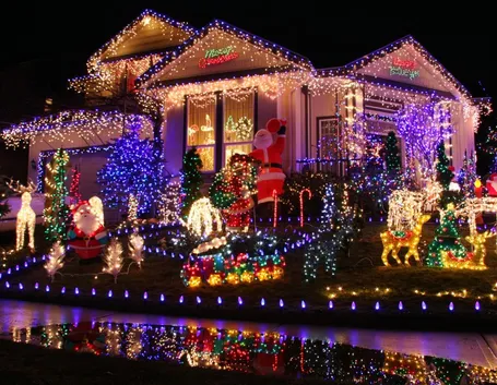 Una casa completamente illuminata