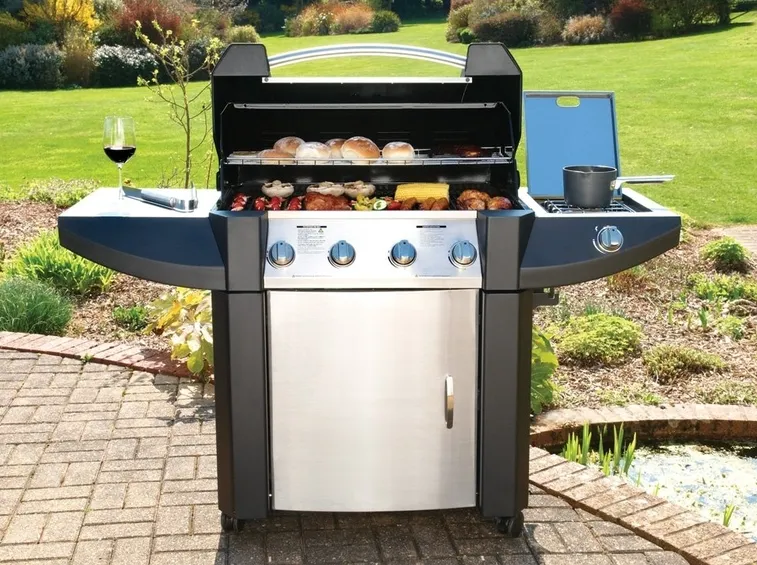 Barbecue a gas in giardino